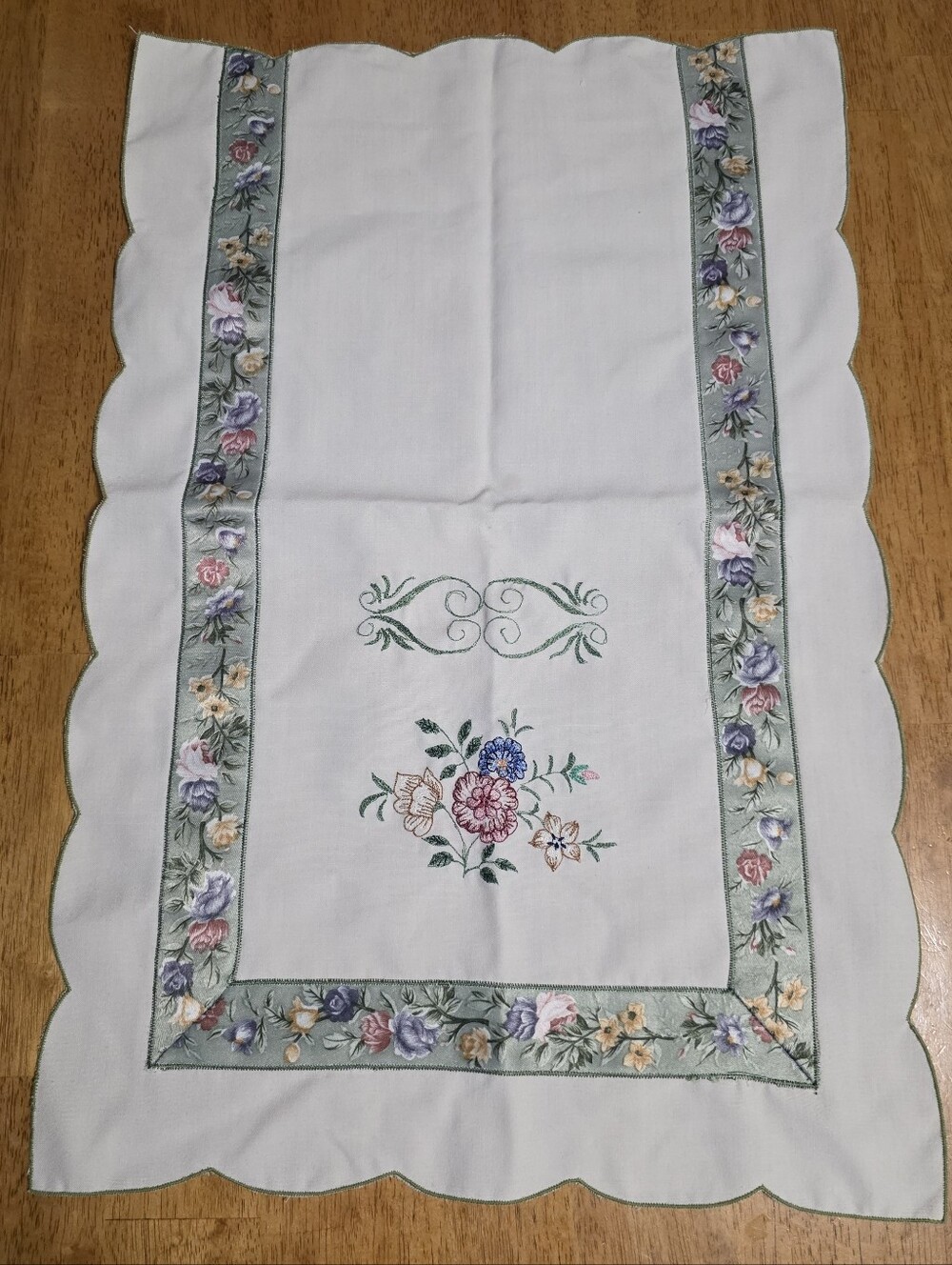 Vintage Embroidered Floral Table Runner Dresser Scarf With Scalloped Edge